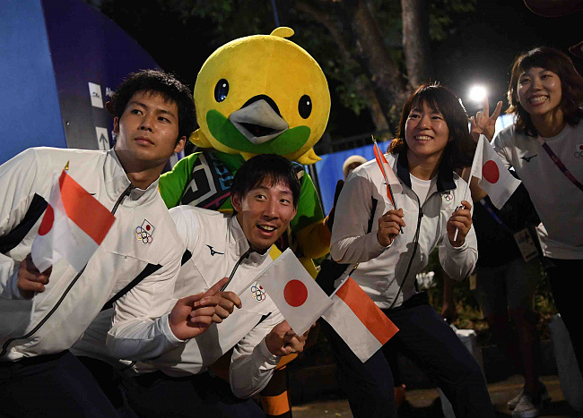 Kontingen Jepang berfoto bersama maskot sebelum mengikuti Upacara Pembukaan Asian Games ke-18 Tahun 2018 di Stadion Utama GBK, Jakarta, Sabtu (18/8). INASGOC/Fanny Octavianus/18.