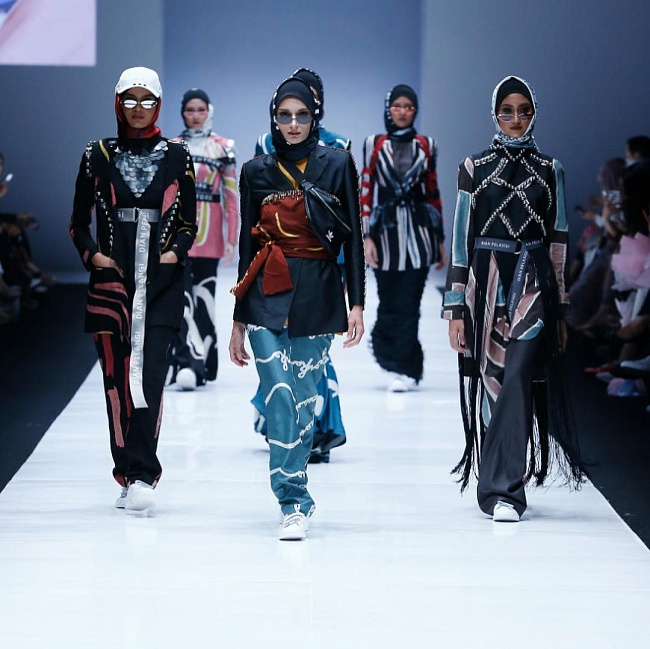 Dian Pelangi Jakarta Fashion Week 2019 - Bold Print