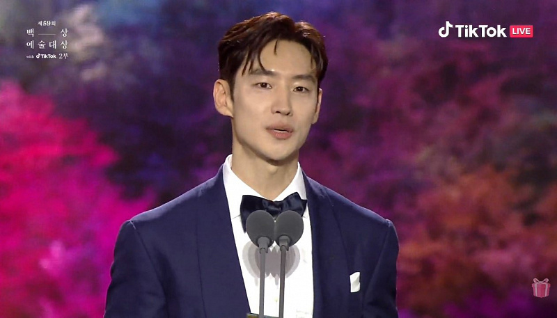 Interaksi Antara Lee Je Hoon dan Suzy di Atas Panggung saatmenang baeksang awards 2023