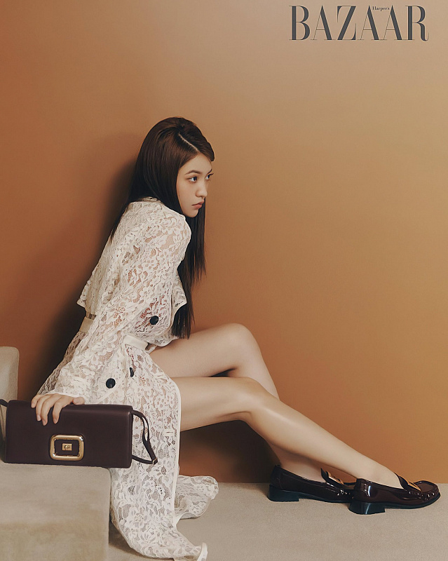 Yeri Red Velvet tampil feminin denna loafers dan dress