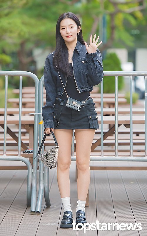 seulgi red velvet tampil menawan denna loafers dan denim jaket