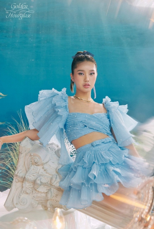 oh my girl tampil mempesona di konsep foto golden hourglass