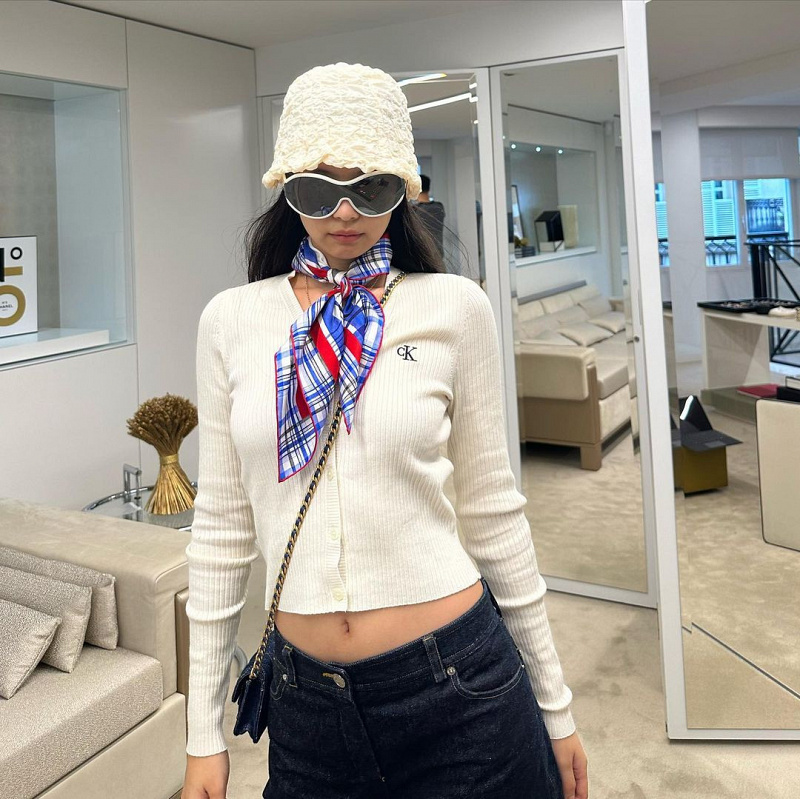 Jennie posting foto outfit dating