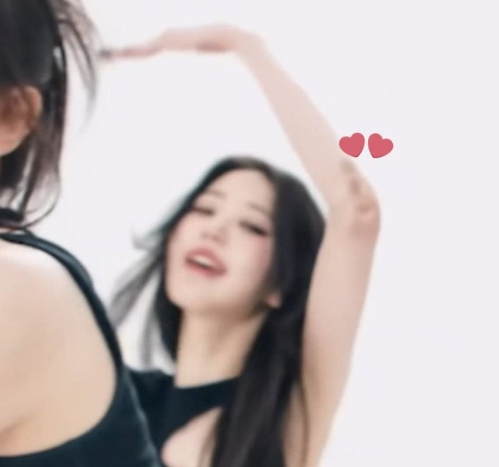 foto siku tangan wonyoung nenarik perhatian