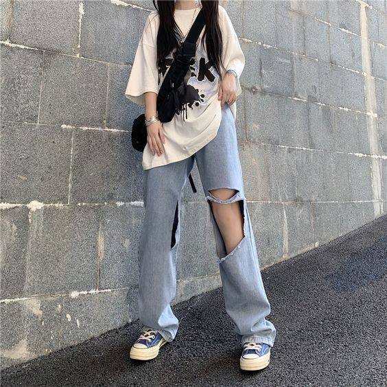 Ripped Jeans dengan Kaos Oversize