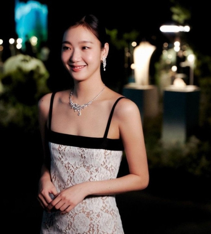 kim go eun tampil elegan di chanel high jewelry