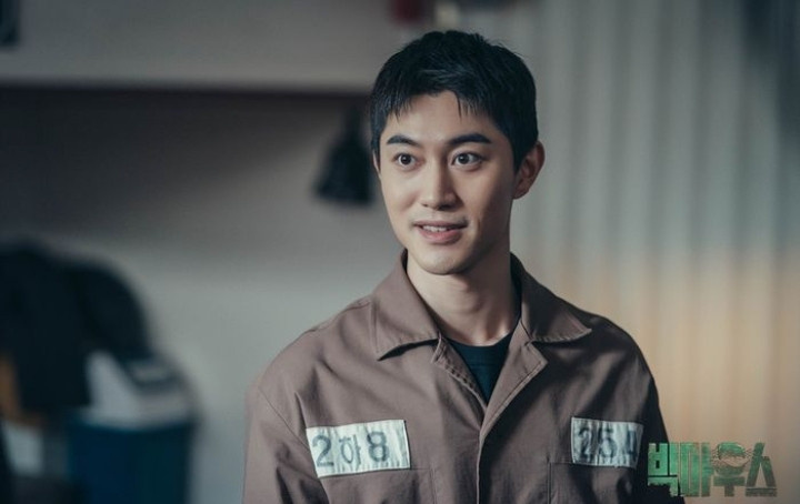 kwak dong yeon memperbarui kontraknya