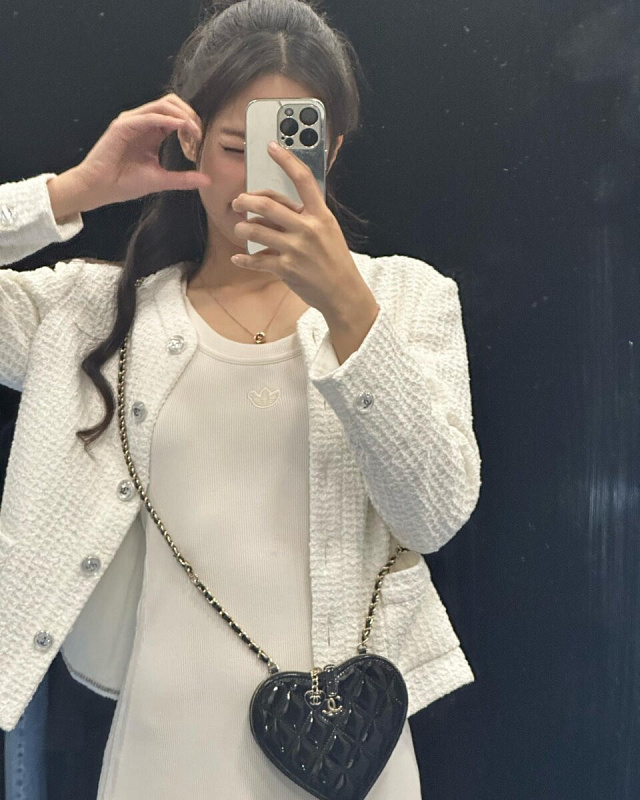 Jennie BLACKPINK with White Knitwear Top