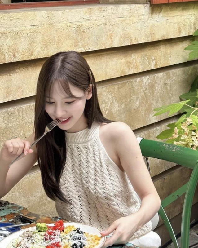 Lee Na Yeon with White Knitwear Top