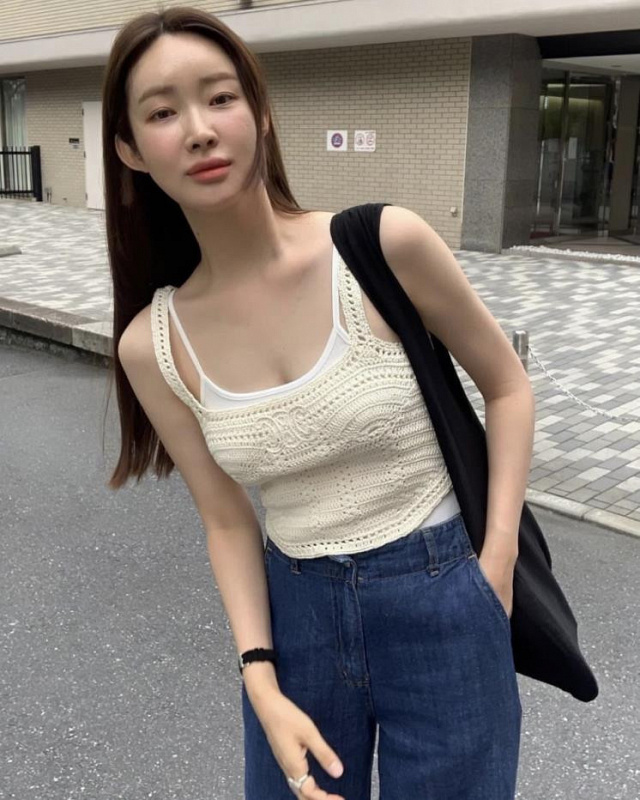 Cha Jung Won with White Knitwear Top
