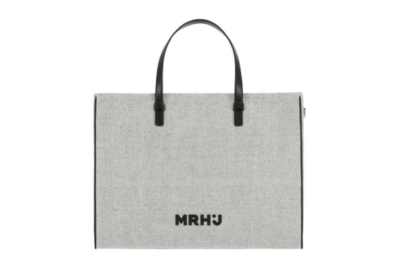 Tampil Trendi dengan Marhen J MOSS Black