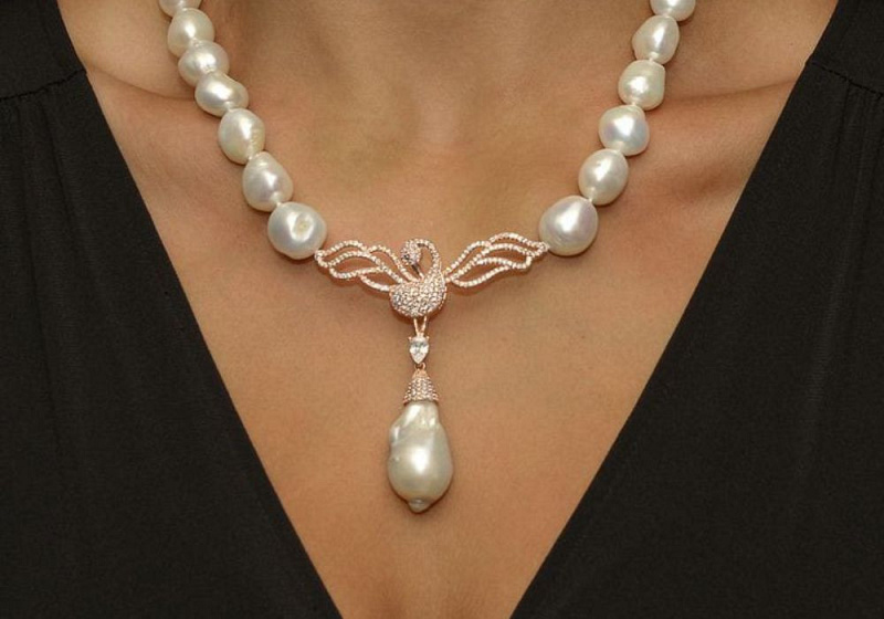 Gaya Menawan dengan Kalung Mutiara
