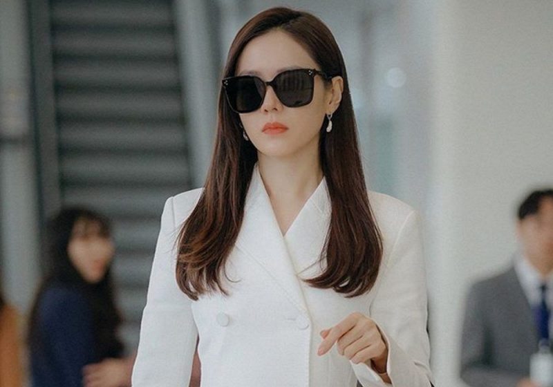 Kacamata Hitam Son Ye Jin