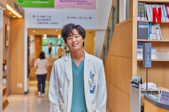 netflix rilis cuplikan karakter daily dose of sunshine 