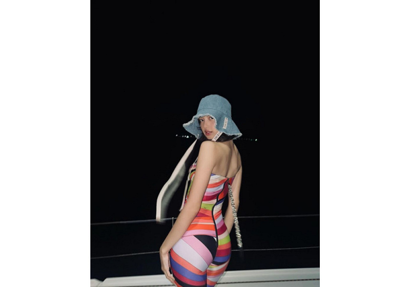 LISA BLACKPINK Bikini Warna Warni