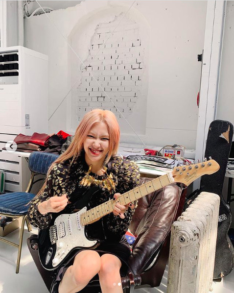 Idol kpop yang jago main gitar