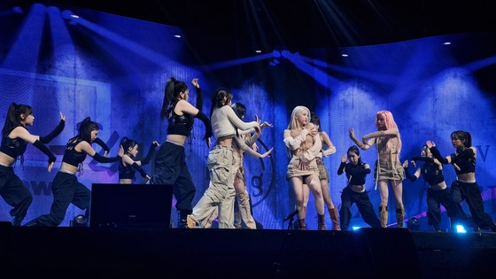 konser everglow