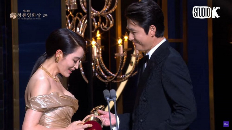 kim hye soo dapatkan penghargaan di blue dragon film awards
