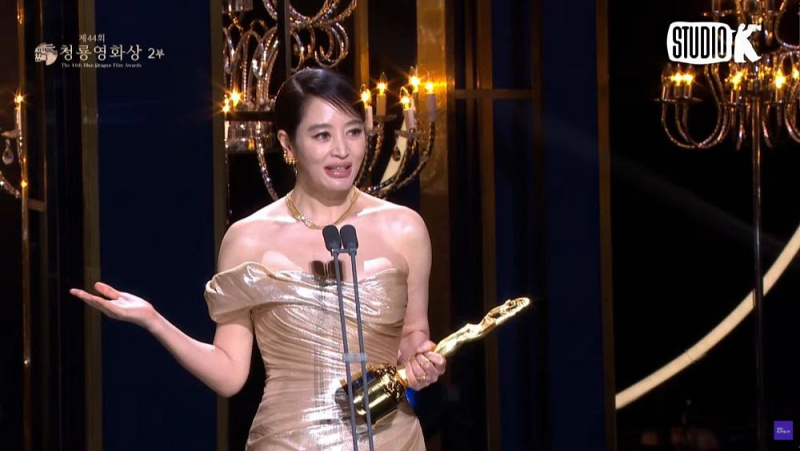 kim hye soo dapatkan penghargaan di blue dragon film awards